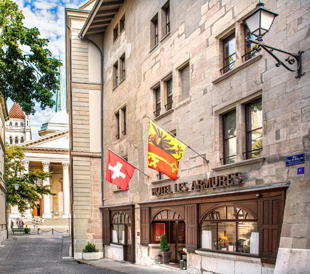 ホテル レ ザミュール ジュネーブ エクステリア 写真 The flag of the Swiss canton of Basel-Stadt (left) and the flag of the Swiss Confederation (right)