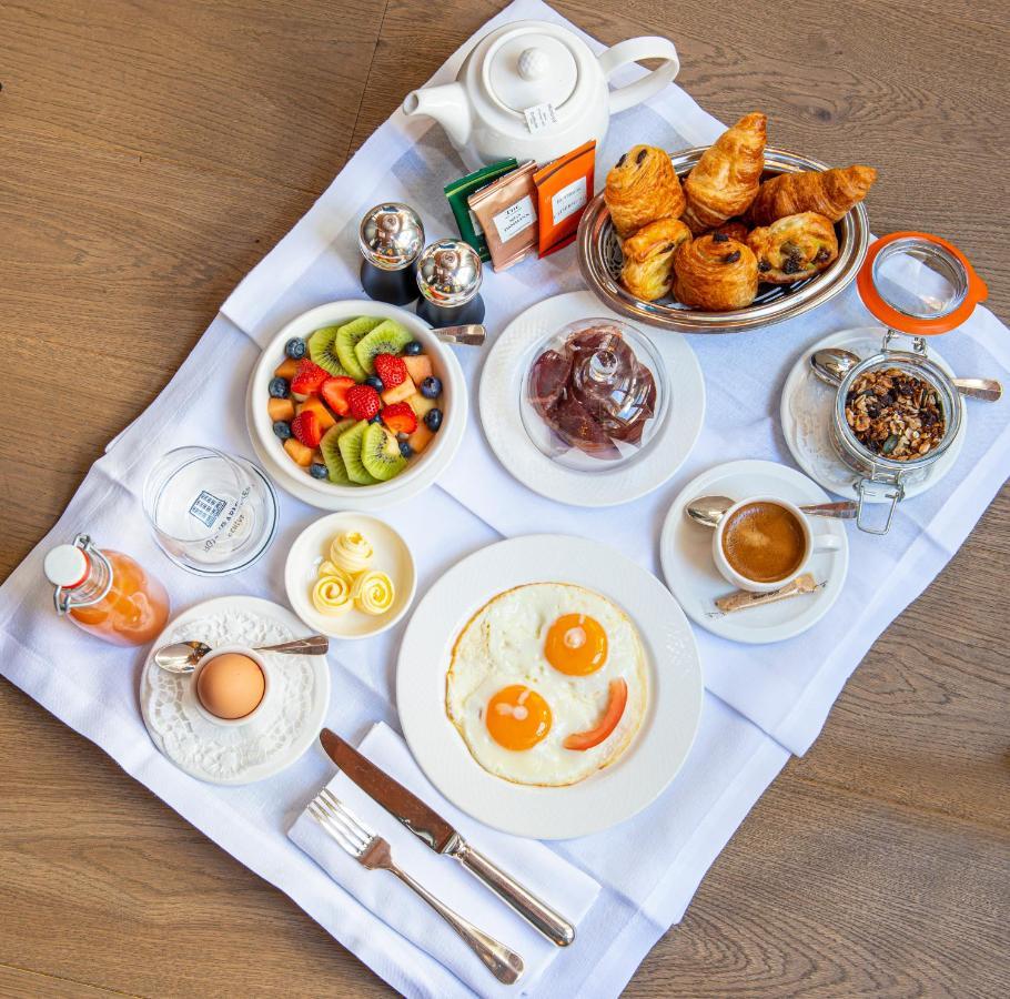 ホテル レ ザミュール ジュネーブ エクステリア 写真 A typical breakfast at the hotel