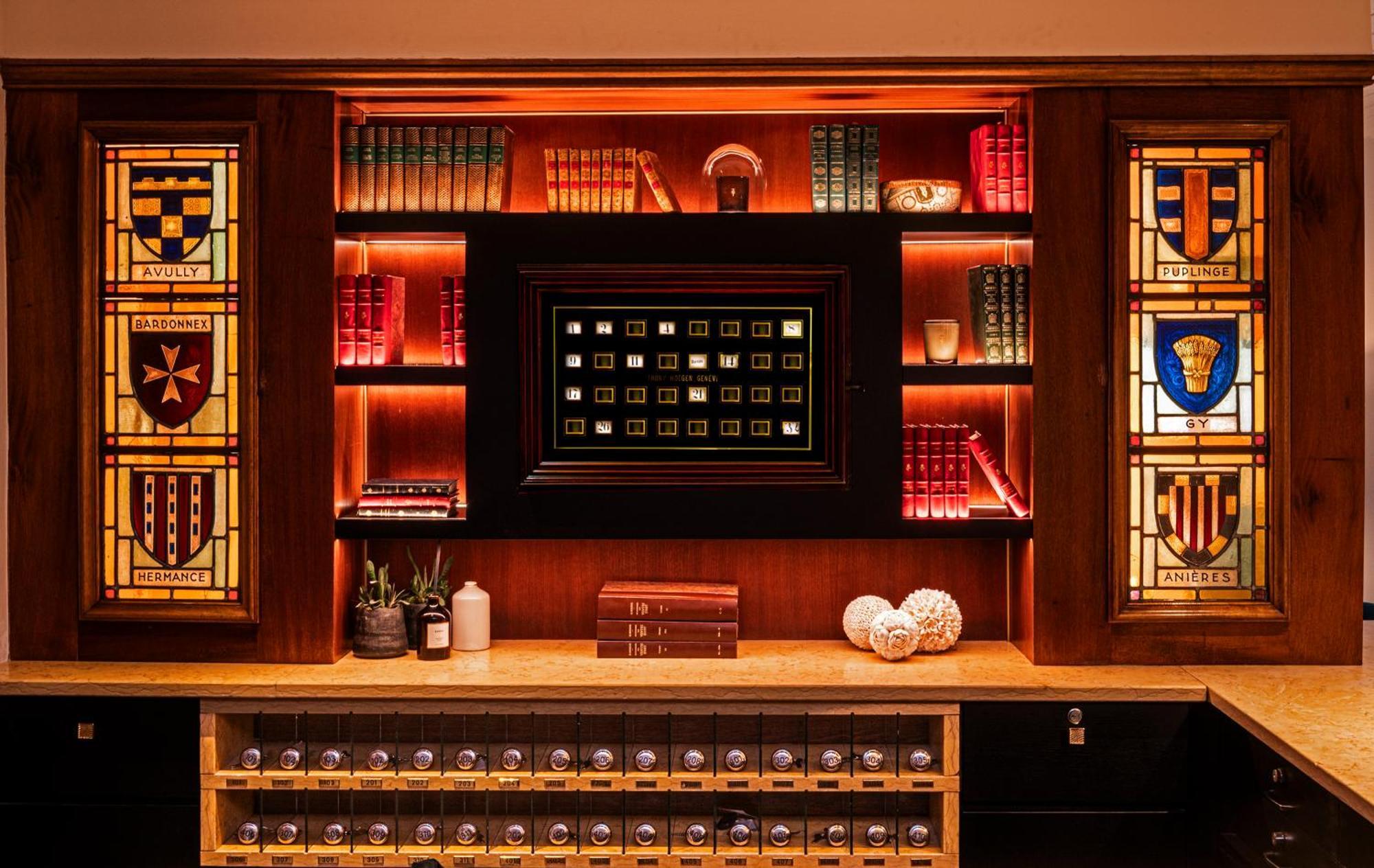 ホテル レ ザミュール ジュネーブ エクステリア 写真 A wine cellar with a wine safe