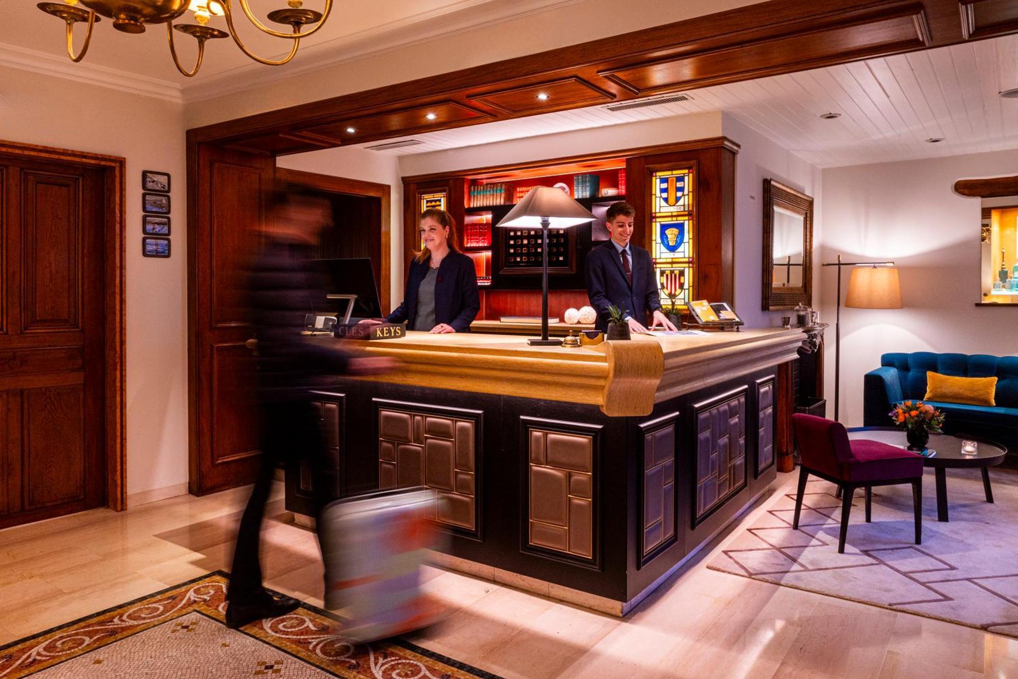 ホテル レ ザミュール ジュネーブ エクステリア 写真 The Concierge Desk at the InterContinental London Park Lane