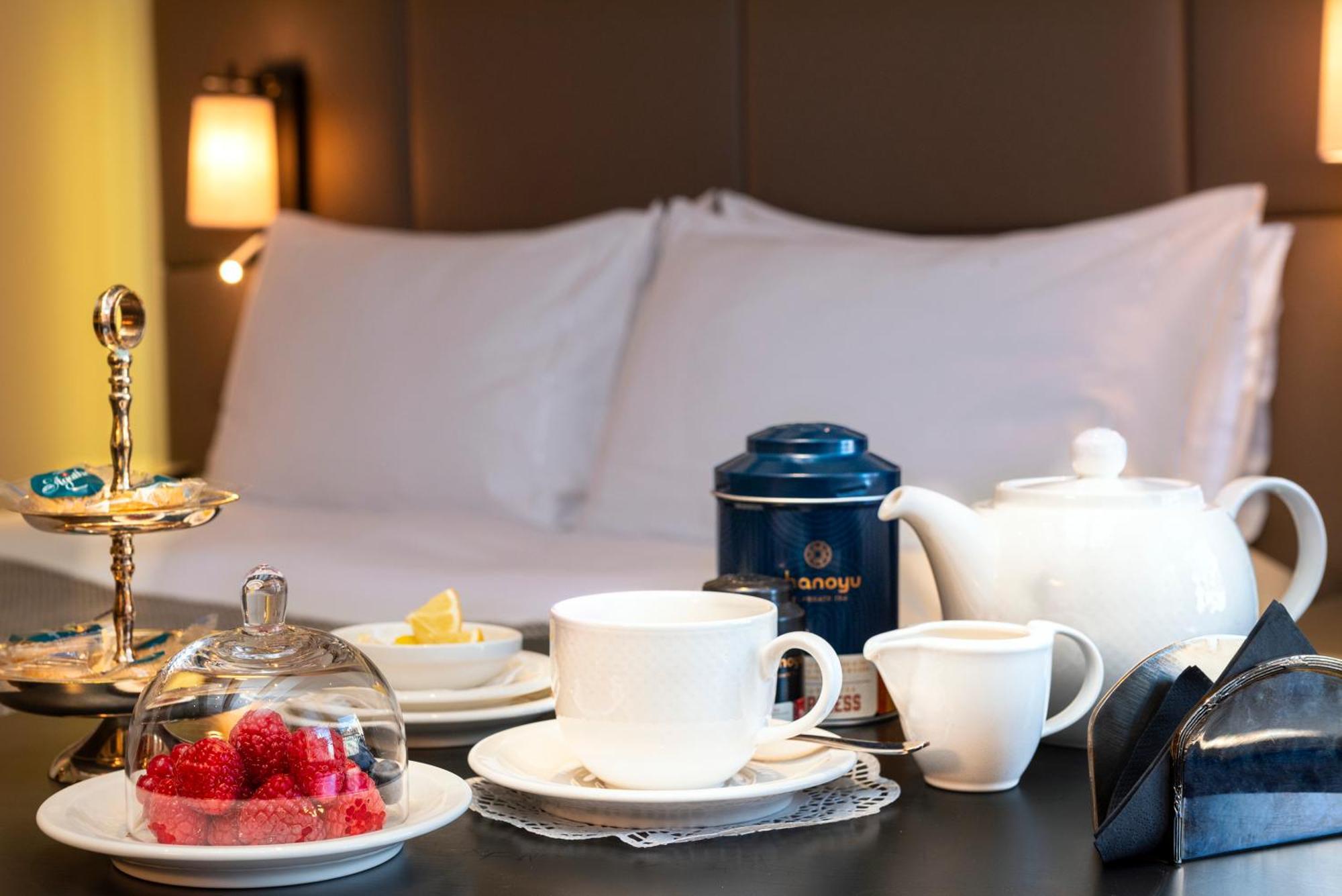 ホテル レ ザミュール ジュネーブ エクステリア 写真 Afternoon tea at the Mandarin Oriental, Hong Kong