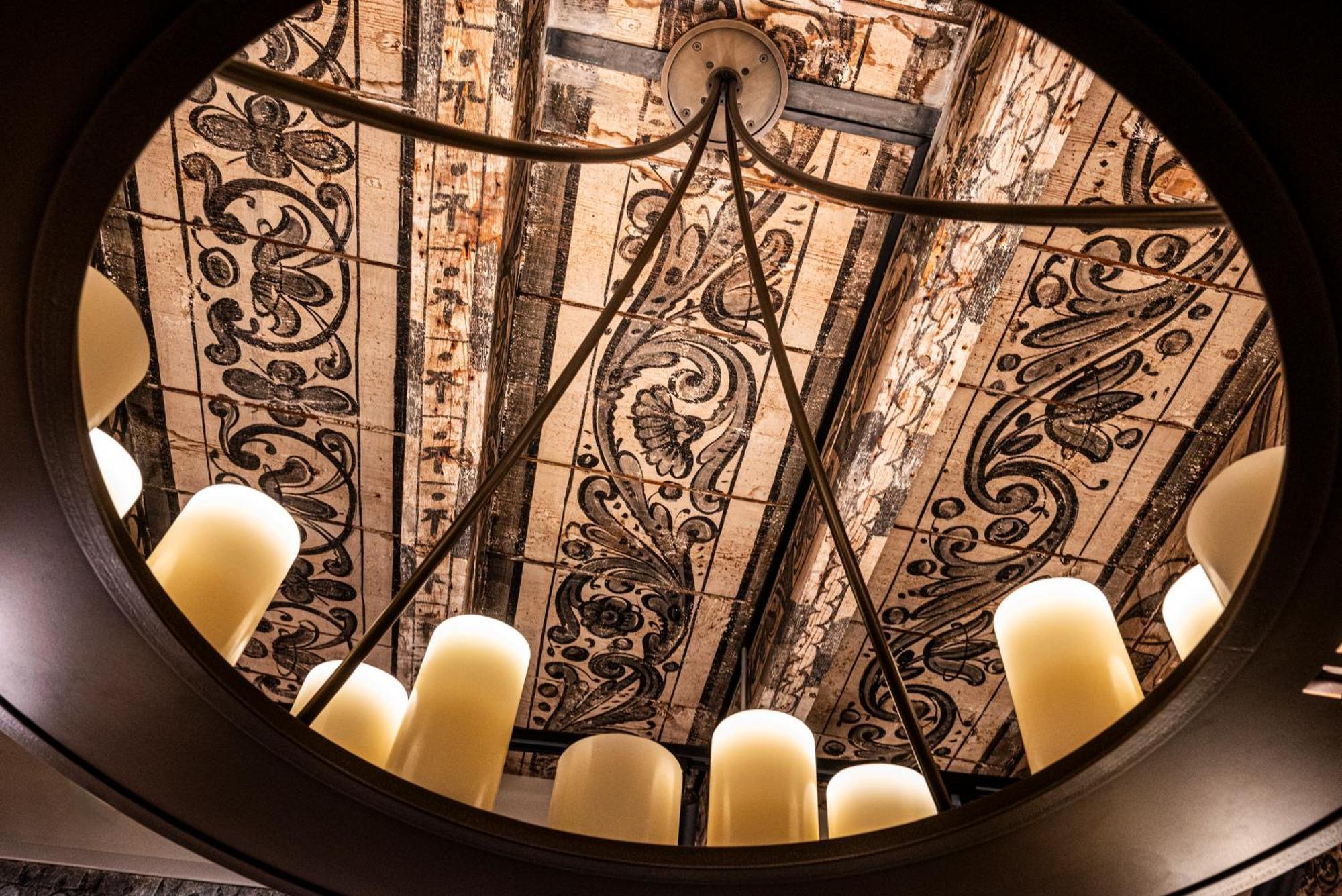 ホテル レ ザミュール ジュネーブ エクステリア 写真 The ceiling of the staircase